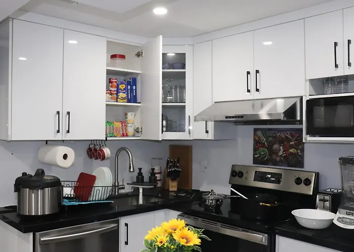 Garden 2 Bedroom Apt - Free Parking Wifi Laundry Workstation