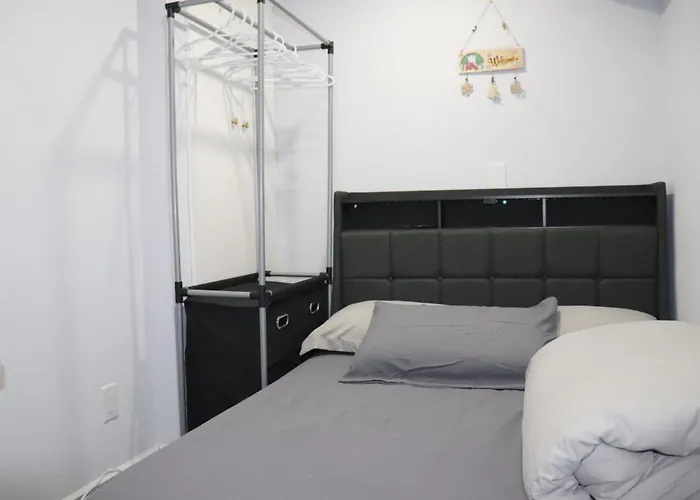 Garden 2 Bedroom Apt - Free Parking Wifi Laundry Workstation