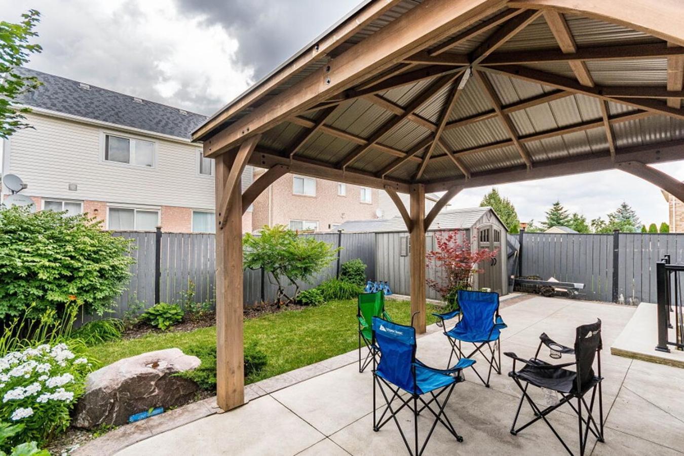 Apartment Garden 2 Bedroom - Free Parking Wifi Laundry Workstation Brampton