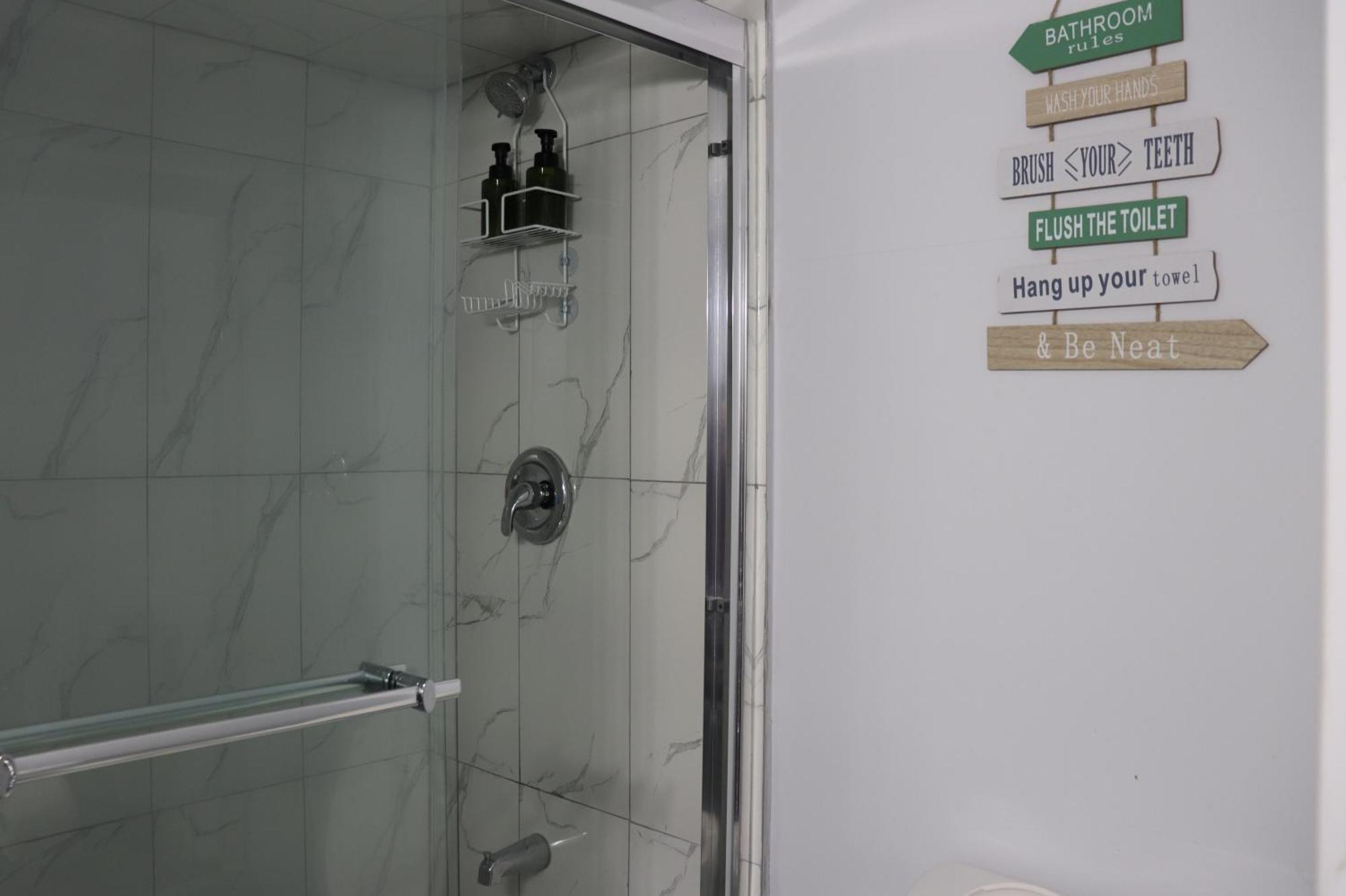 Garden 2 Bedroom - Free Parking Wifi Laundry Workstation